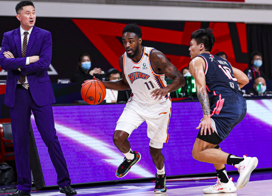 包含转折点尼斯迎来里程碑，CBA季后赛国际比赛日攻防权衡，压力陡增，资深球员宣示担当的词条